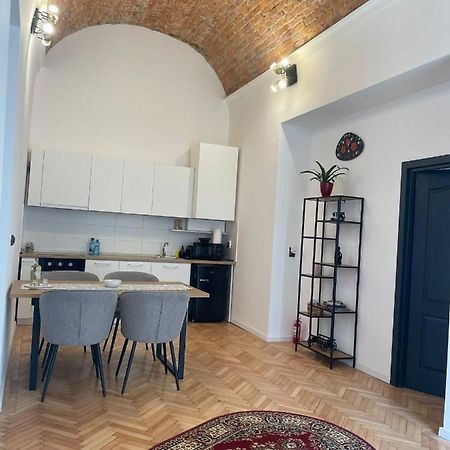 Central Apartment With 2 Bedrooms And 2 Bathrooms Oradea Luaran gambar