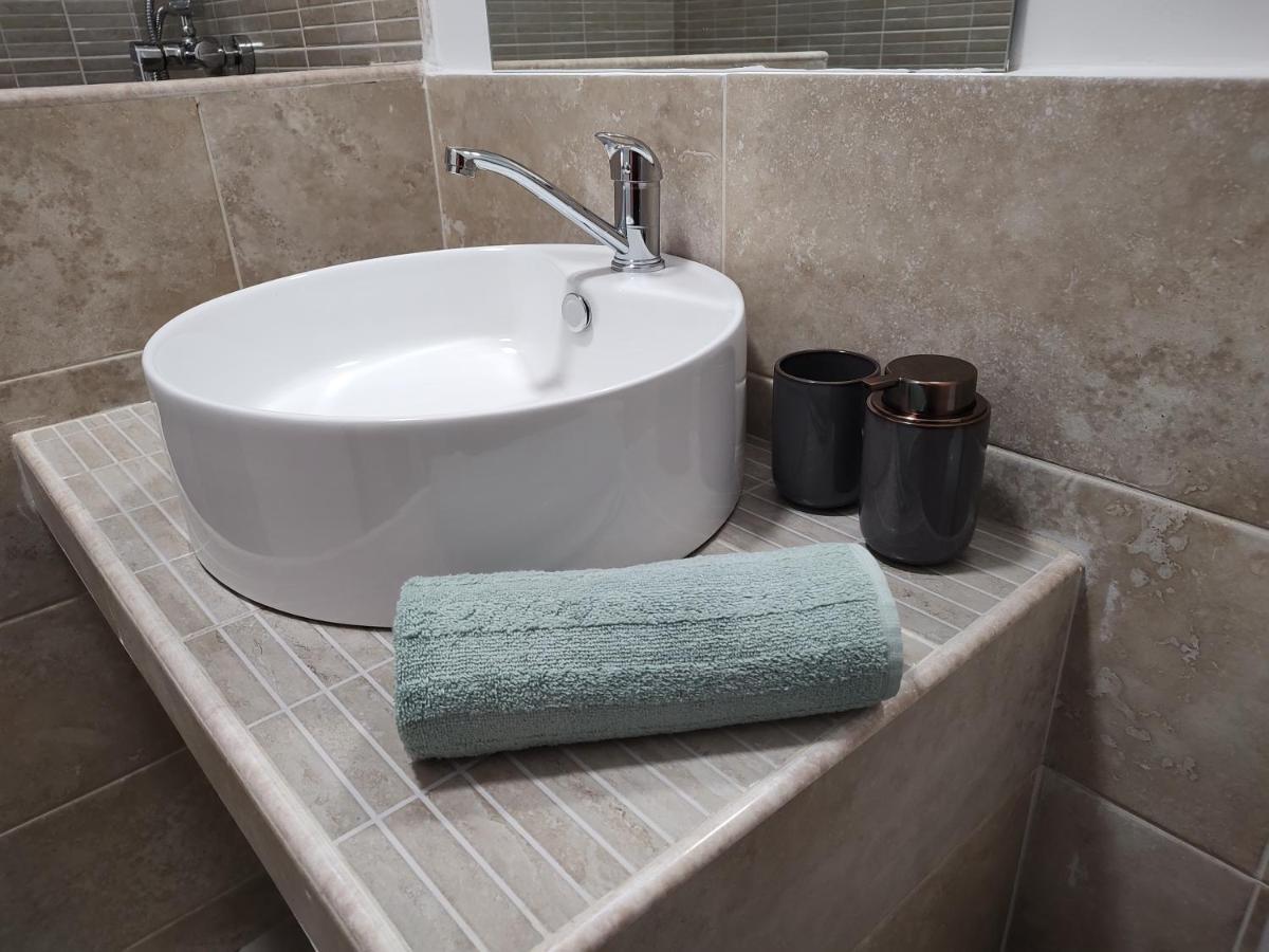 Central Apartment With 2 Bedrooms And 2 Bathrooms Oradea Luaran gambar
