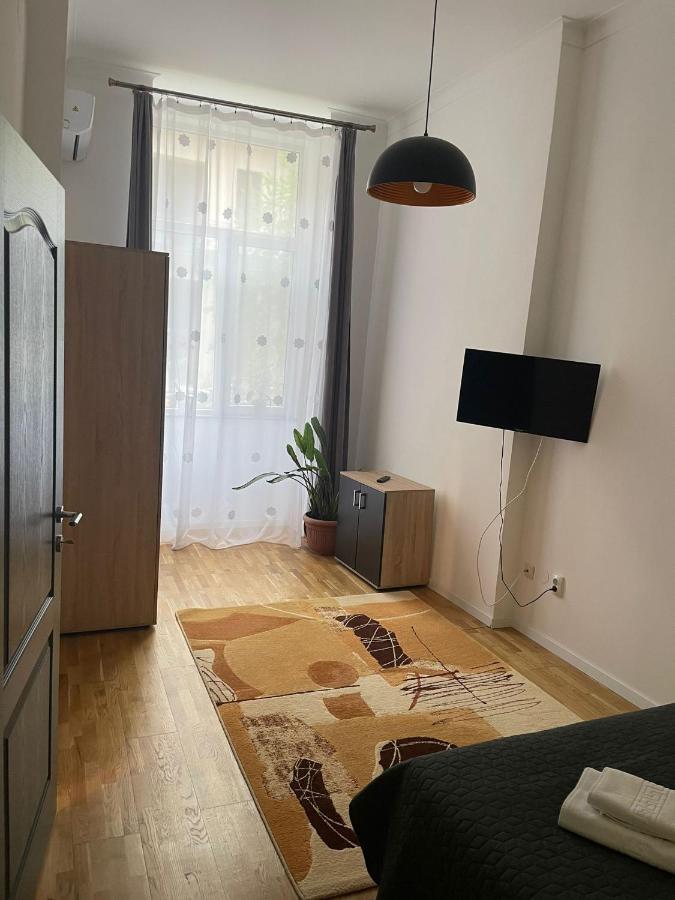 Central Apartment With 2 Bedrooms And 2 Bathrooms Oradea Luaran gambar