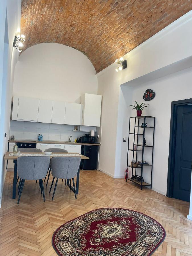 Central Apartment With 2 Bedrooms And 2 Bathrooms Oradea Luaran gambar